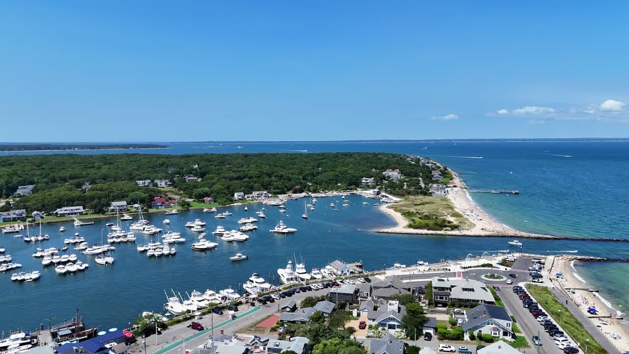 Orbita aerea del porto costiero di Oak Bluffs, pieno di numerose barche e yacht di lusso, sull'isola di Martha's Vineyard, Massachusetts, USA.