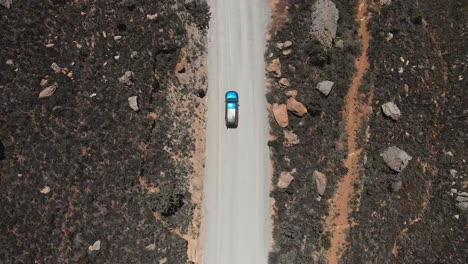 camioneta 4x4 conduciendo en carreteras de tierra en pasos de montaña en el cederberg con algunas vistas panorámicas y paisajes