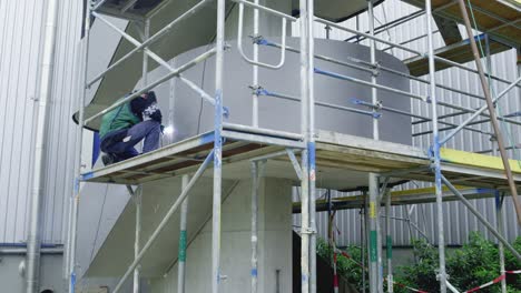 trabajador de la construcción soldando en un sitio de construcción