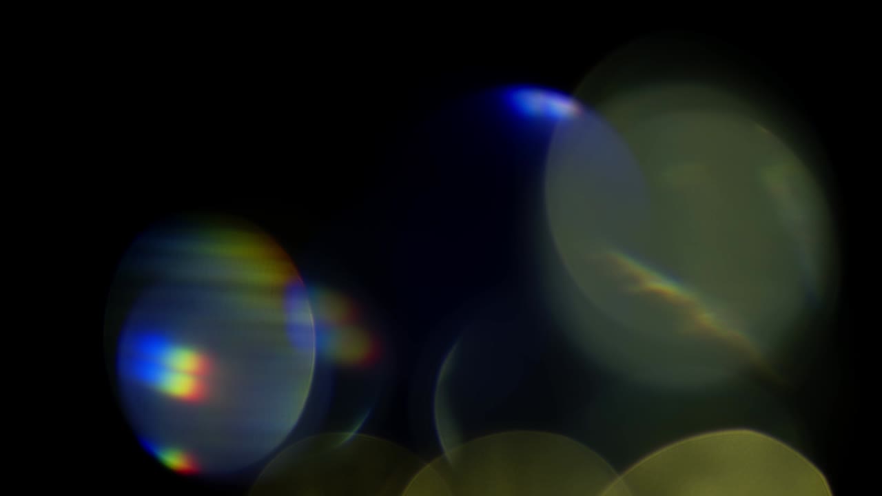 렌즈 빛의 누출 4k 영상. 렌즈 반이는 플레어 보케 오버레이, 불타는 불꽃 배경. 플래시 광선 효과