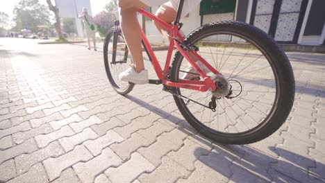 um jovem a andar de bicicleta numa rua da cidade.