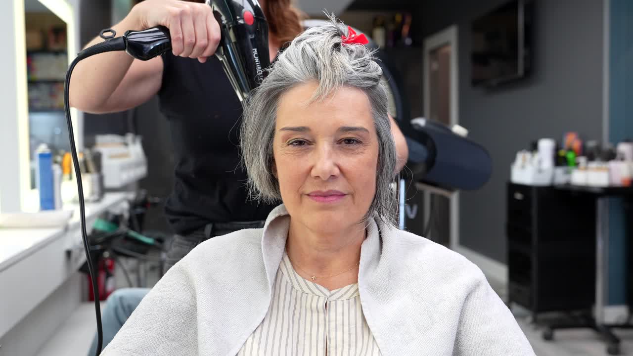 Donna che si fa acconciare i capelli in un salone da parrucchiere