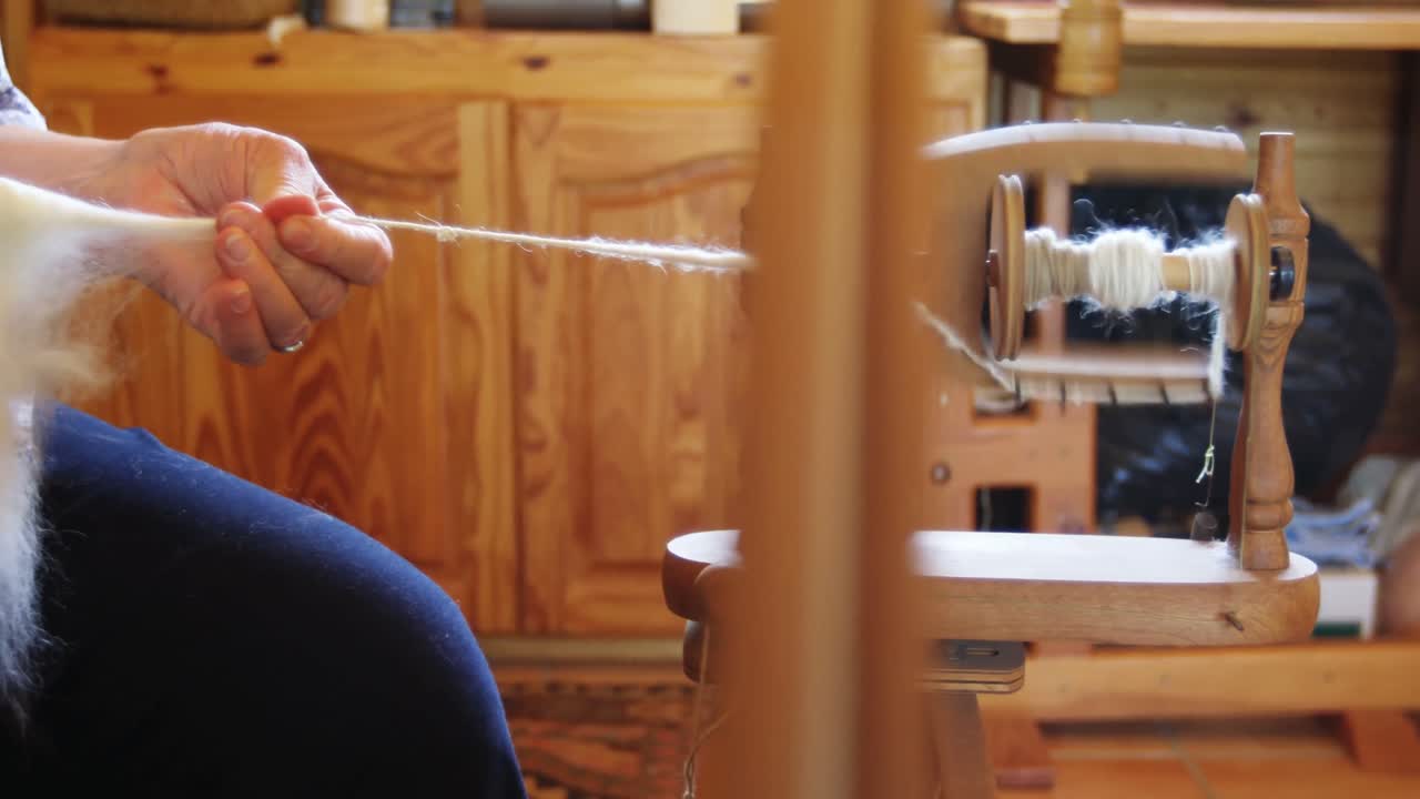 직물 기계 를 운용 하는 고위 여성 4k 4k