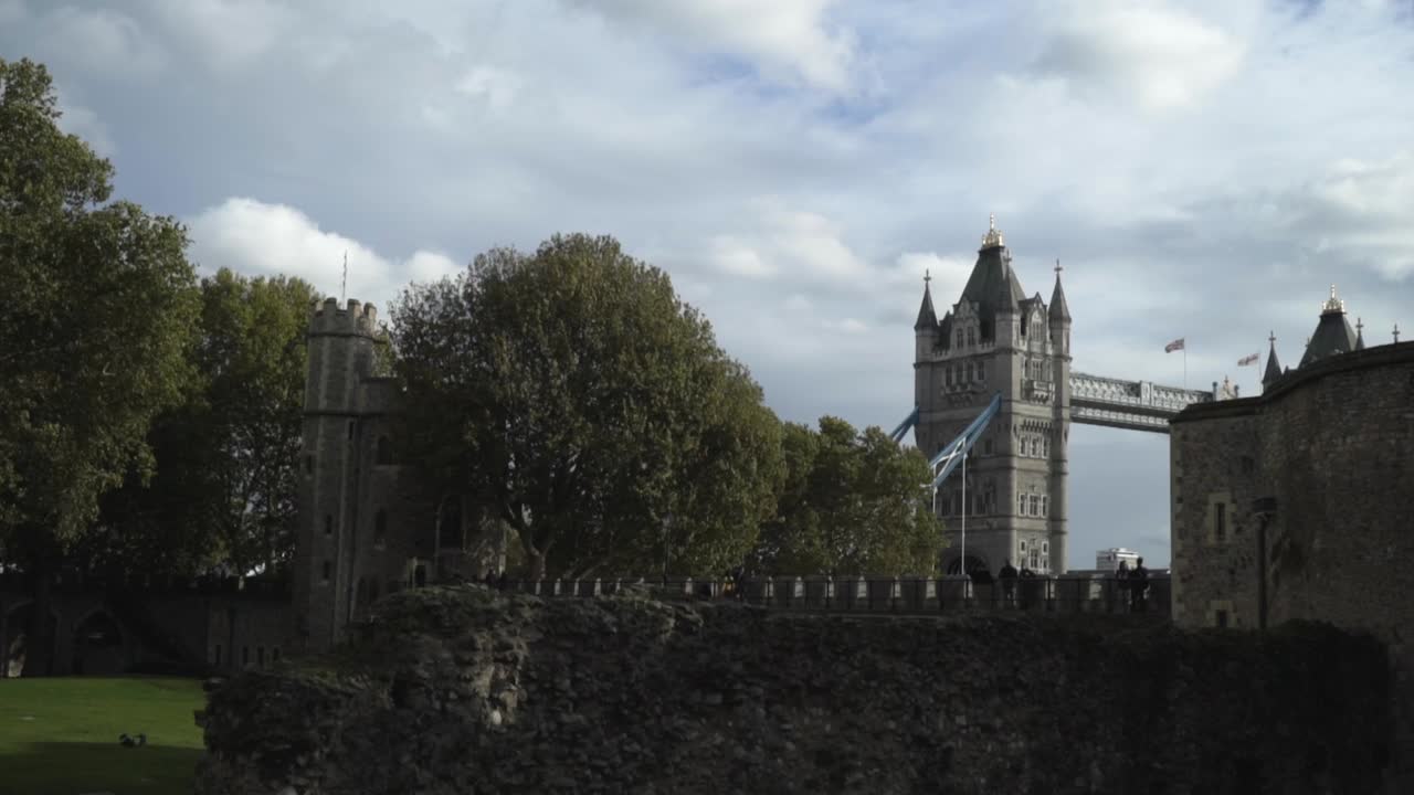 타워 브릿지와 도시 성벽