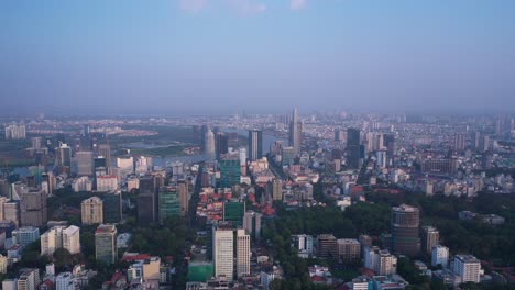 霍奇明市和塞貢河在晴朗的下晝的空中景色