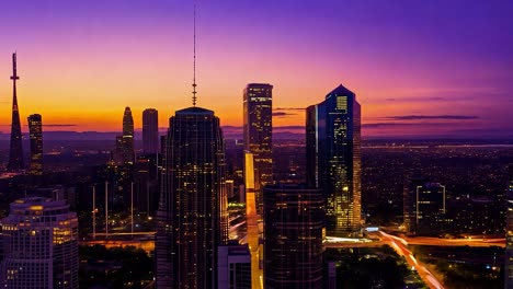 el paisaje urbano se transforma durante la puesta de sol, mostrando un cielo vibrante lleno de tonos coloridos sobre el horizonte urbano