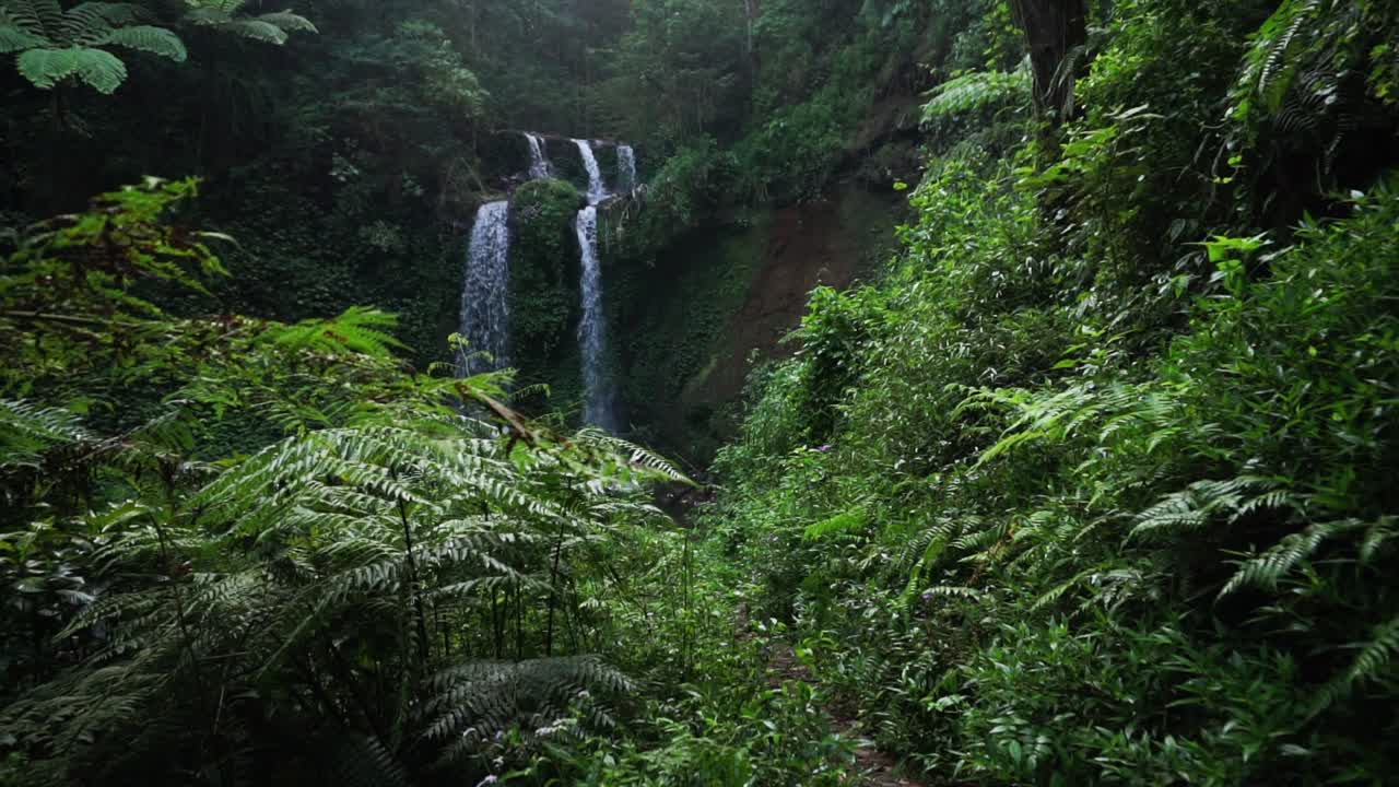 Cascata nel mezzo della foresta chiamata Grenjengan Kembar, Giava Centrale, Indonesia