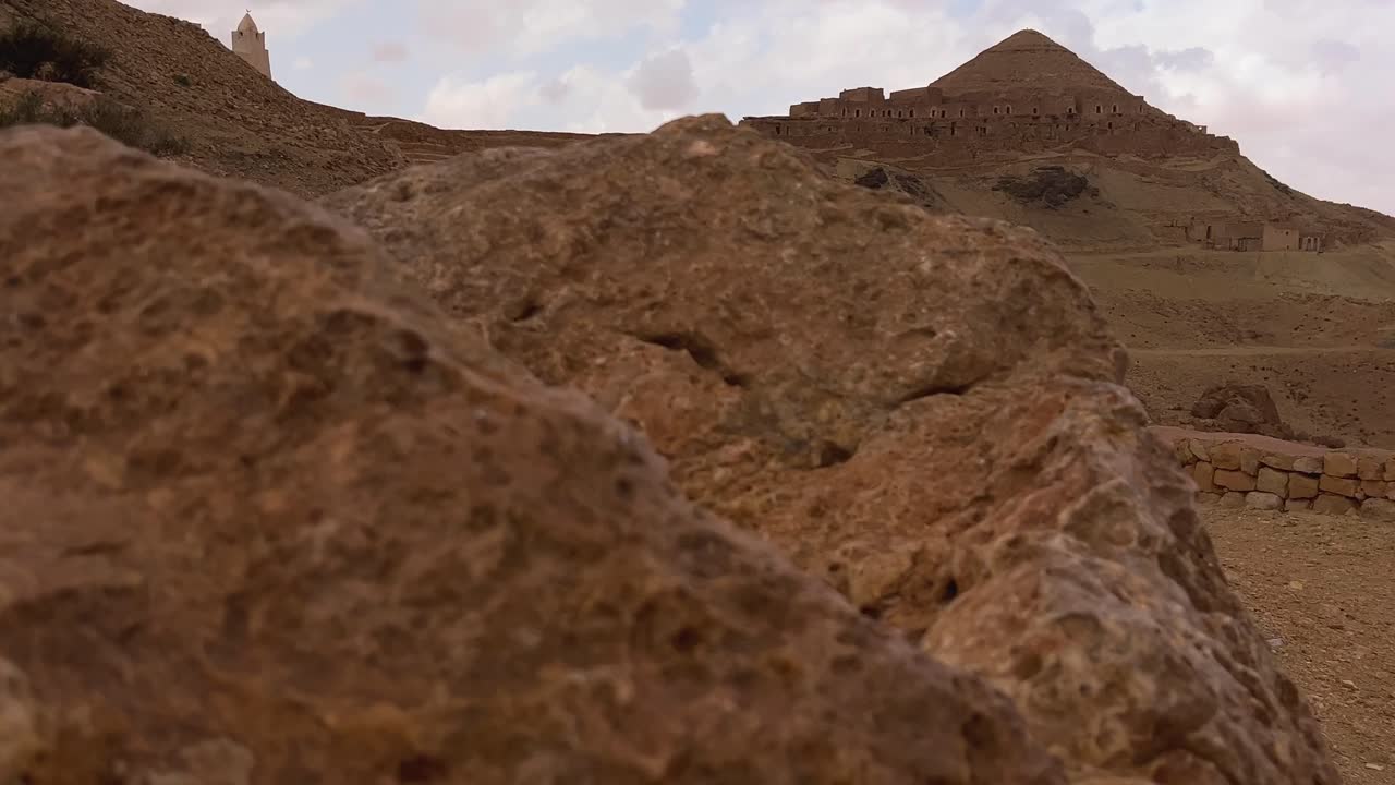 el pueblo troglodita de ksar guermessa en túnez en un día nublado