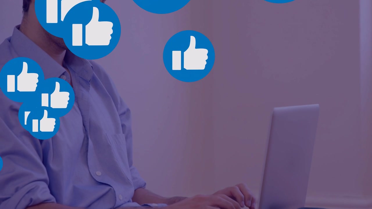 Uomo che digita al portatile, generando "mi piace" blu a sinistra, che si raggruppano sul busto, mostrando il fermento dei social media