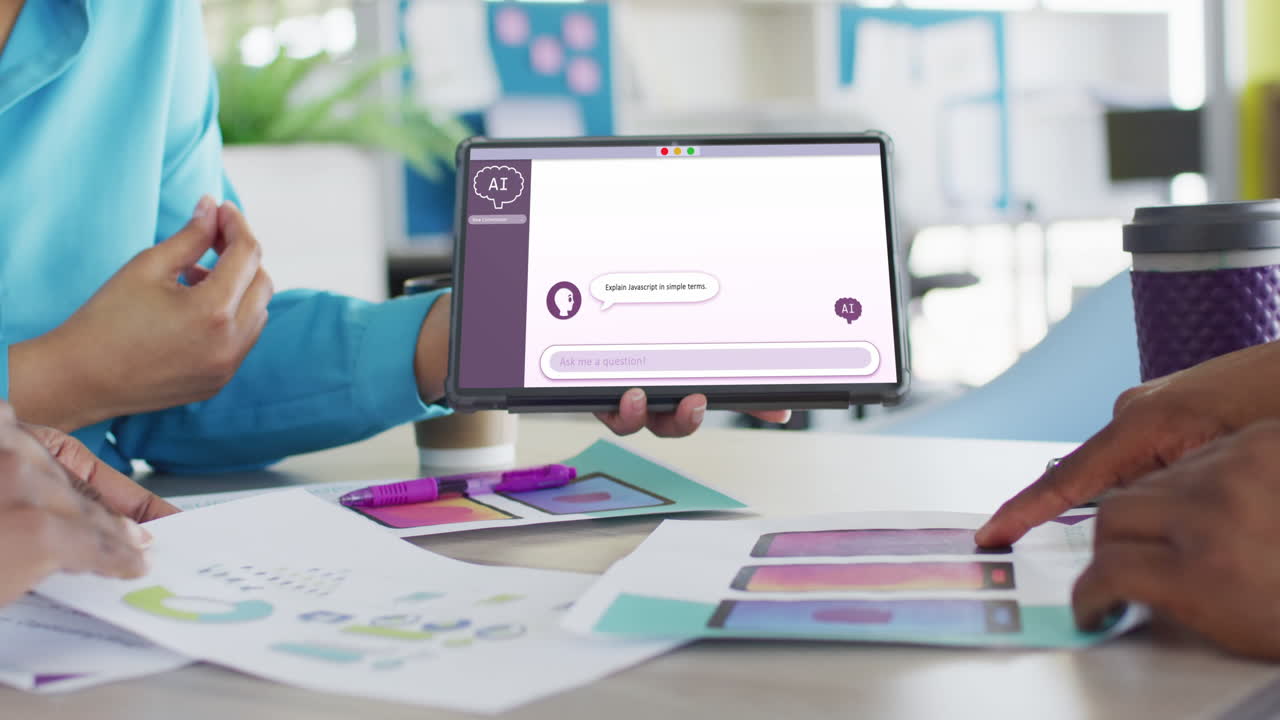 diversas personas de negocios en la oficina usando tableta con procesamiento de datos en la pantalla