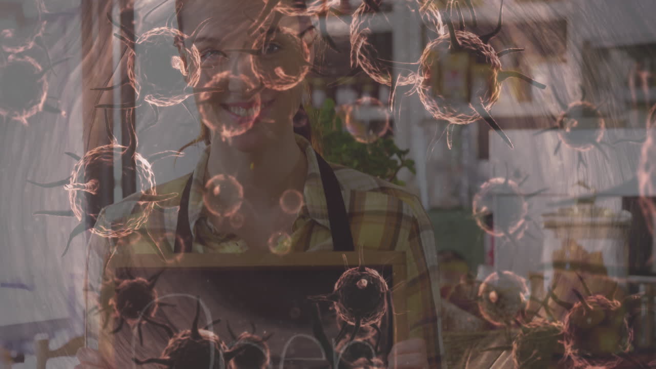 animación de células macro covid-19 flotando sobre una feliz chef caucásica que sostiene un cartel abierto