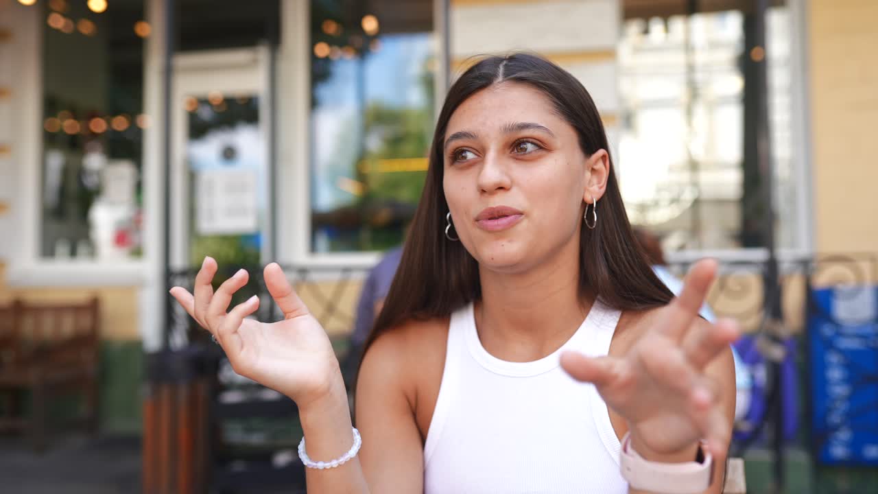 una mujer joven disfrutando de un café.