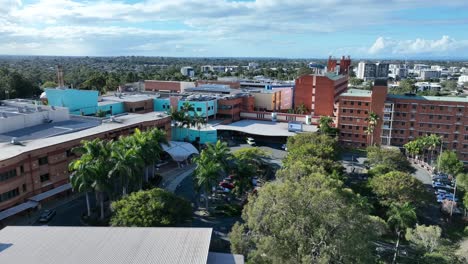 cerca saca una toma de drone del hospital prince charles de brisbane