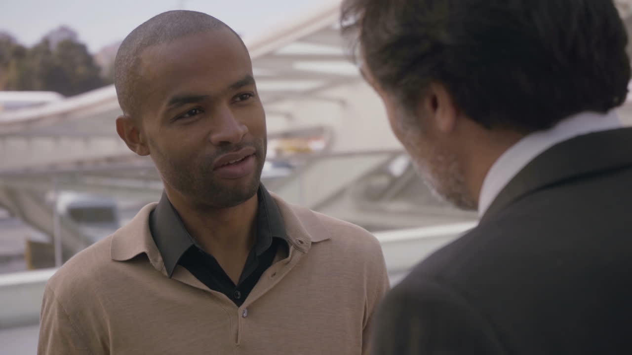 gerente afroamericano hablando con un colega en la ciudad