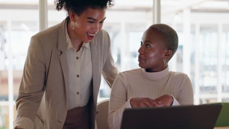 Corporate,-Schwarze-Frauen-Ein-Laptop-Zum-Tippen