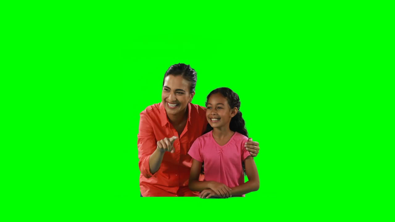Madre e figlia che usano uno schermo invisibile 4k