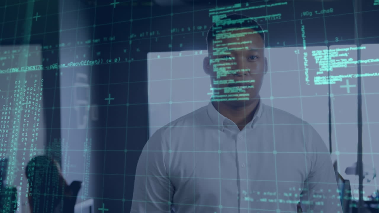 animación de patrón de cuadrícula y lenguaje de programación sobre empresario biracial de pie en el cargo.