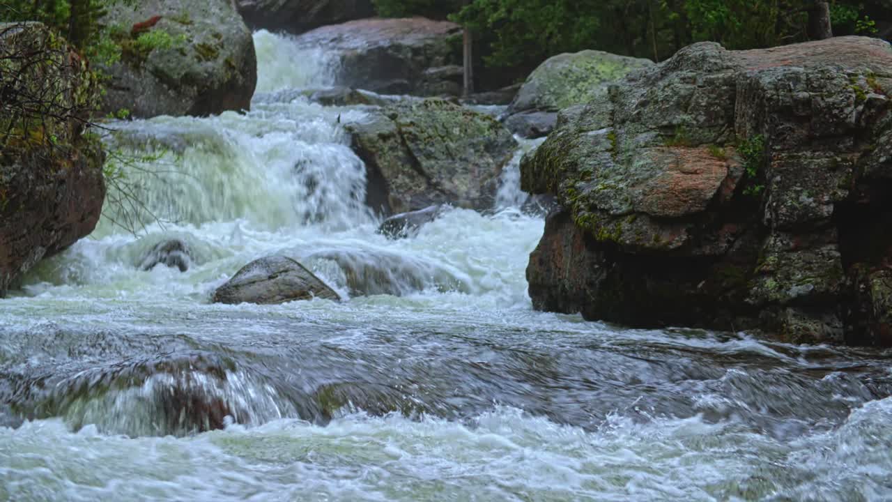 corrientes de agua dulce sobre las cataratas en el norte de saint verain creek en el parque nacional de las montañas rocosas, colorado, ee.