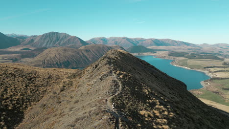 el excursionista camina por el sendero de la montaña en canterbury, nueva zelanda.