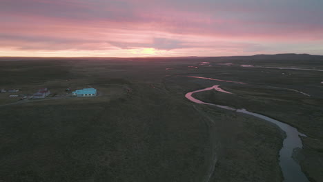 Impresionante-Vista-Aérea-Del-Paisaje-Argentino-Cerca-Del-Gran-Río-Al-Atardecer