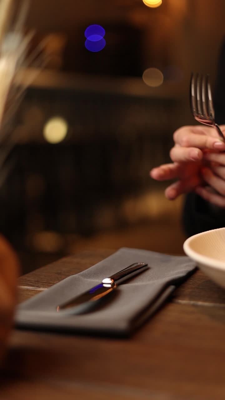 sistemazione della tavola del ristorante