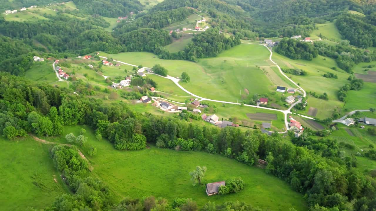hermoso paisaje de un pueblo en medio de un paisaje verde en eslovenia