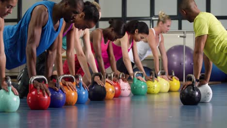 Clase-De-Mantenerse-En-Forma-En-Un-Gimnasio