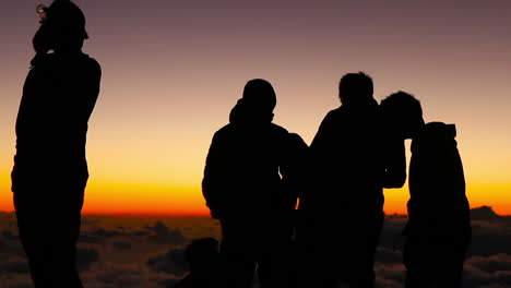 남자는 마우이에서 haleakala 분화구를 간과