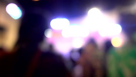 la multitud haciendo fiesta en el concierto. la gente en el concerto. video borroso