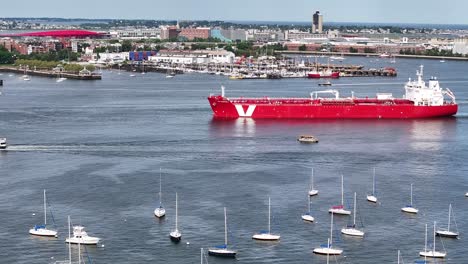 buque de carga de boston en el paseo marítimo