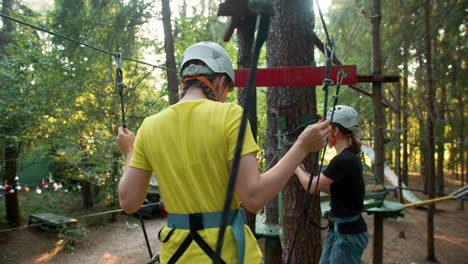 Gente-En-El-Campamento-De-Aventuras