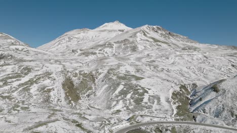 Schöne-Aussicht-Auf-Einen-Schneebedeckten-Berg