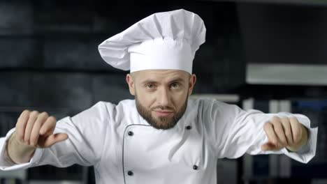 chef hombre preparándose para cocinar en un restaurante de cocina. retrato de chef masculino serio.