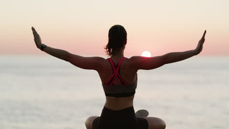 una mujer irreconocible practicando yoga al aire libre
