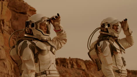 dos astronautas en marte