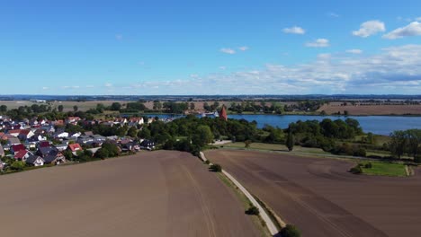 dorf am meer mit kirche