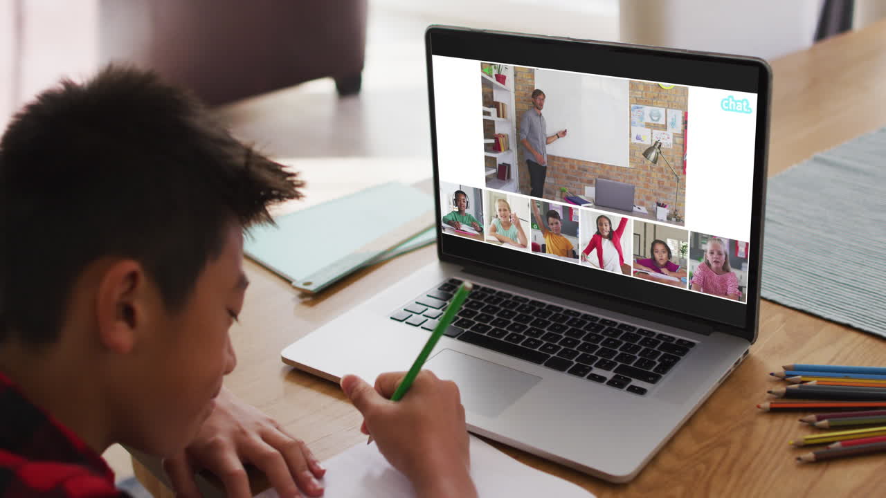 escolar que usa una computadora portátil para una lección en línea en casa, con un maestro y una clase diversos en la pantalla