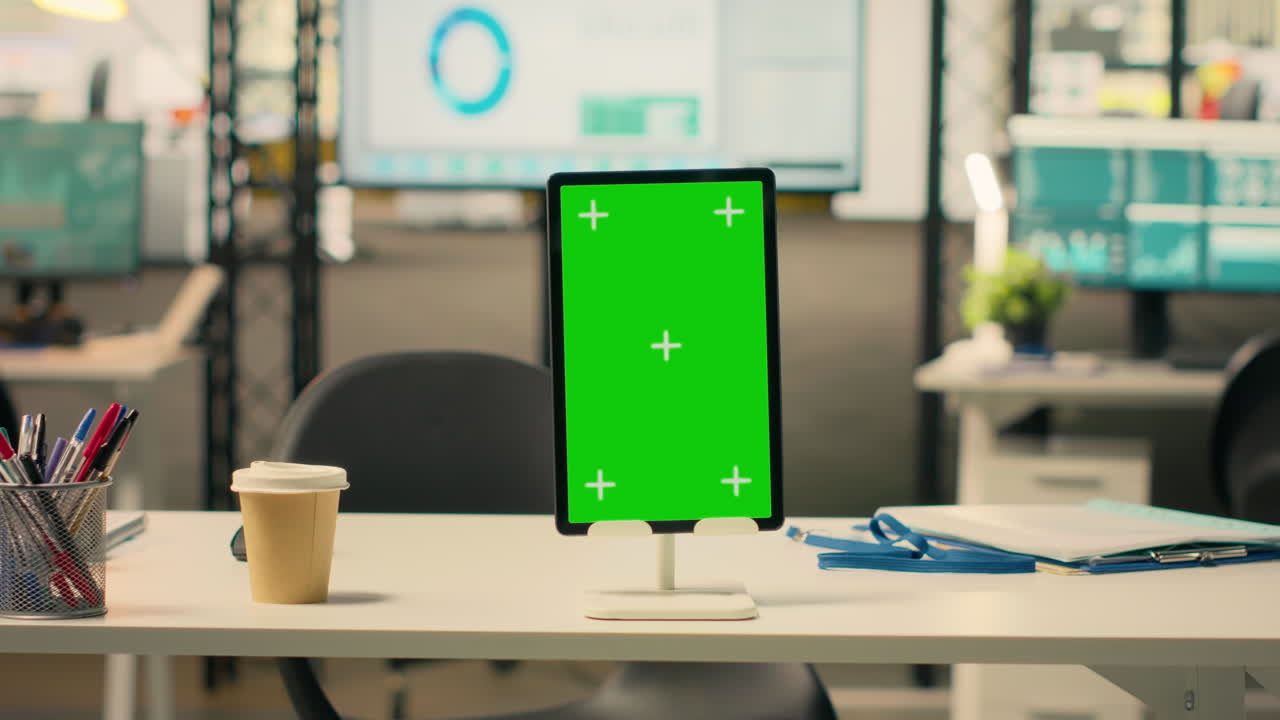 Tablet, layar hijau vertikal, kantor bisnis kosong, lingkungan kerja yang terorganisir