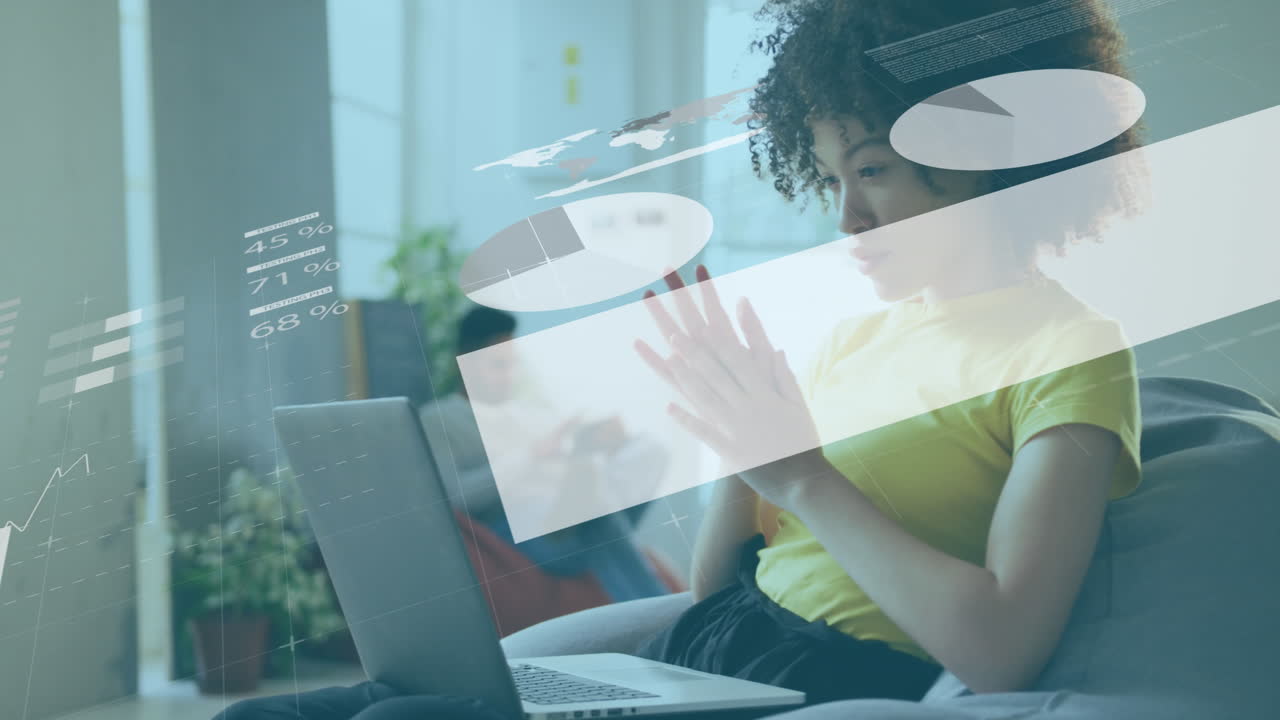 Animazione di elaborazione dati statistici su donna afroamericana che usa un laptop in ufficio
