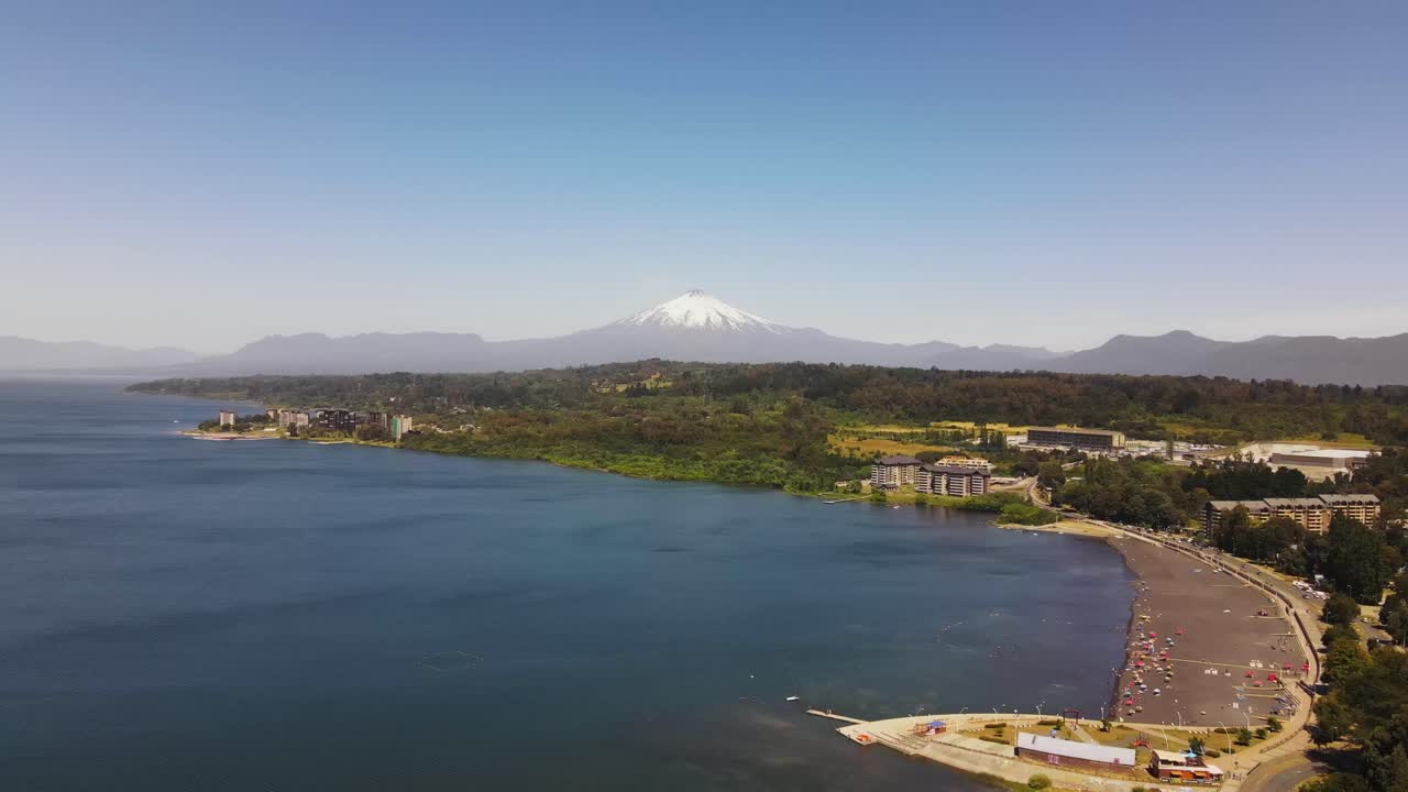 toma aerea del lago y volcan villarica