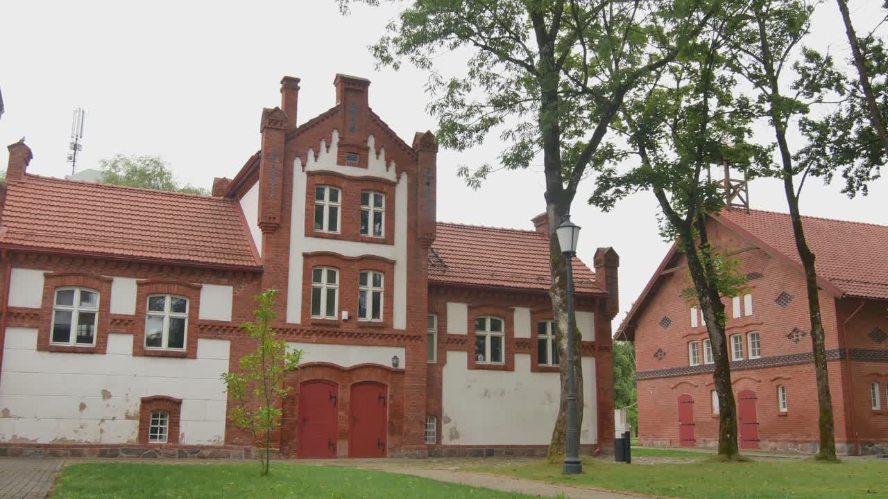 fachada de la casa de los antiguos sirvientes en hugo scheu manor en silute, lituania-1