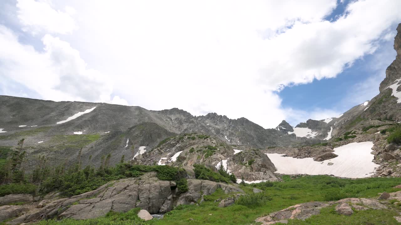 nubes sobre nieve cubiertas de montañas rocosas con pinos durante el día, estática