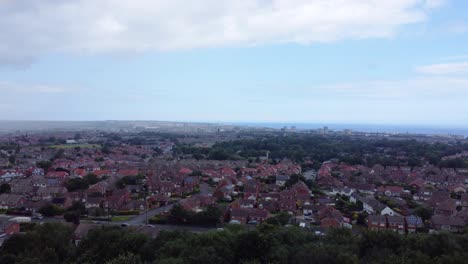 Toma-Aérea-De-Drones-En-Ascenso,-Mirando-Hacia-La-Ciudad-De-Sunderland,-Tyne-And-Wear,-Inglaterra