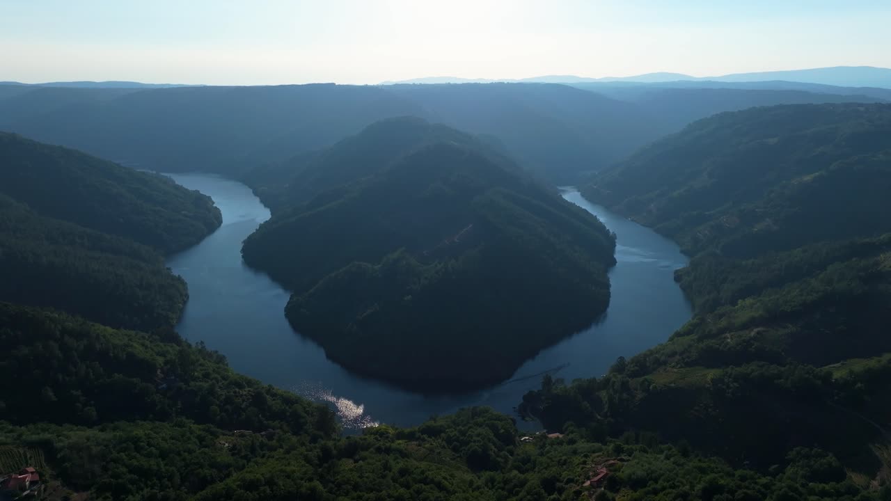 스페인 갈리시아 루고의 리보도 폰테라 (labo fontela) 의 카보 델 몬도 (cabo del mundo) 의 울창한 자연