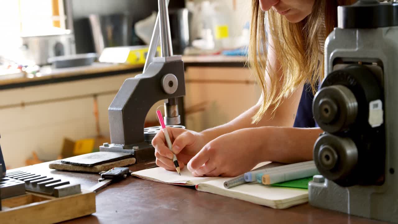 diseñador de joyas dibujo boceto en el registro 4k