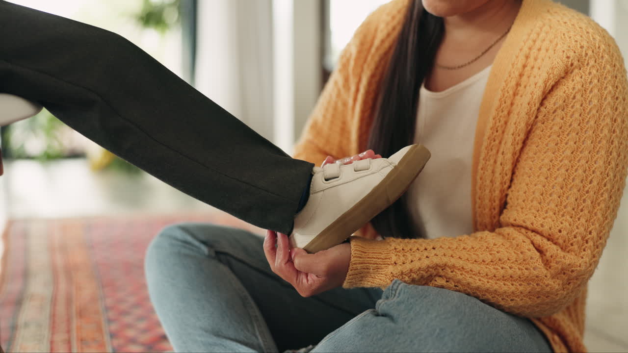 아이의 신발과 함께 준비된 어머니의 도움