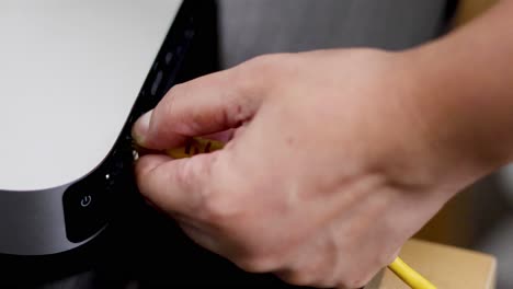 secuencia de enchufado y desenchufado de un cable ethernet