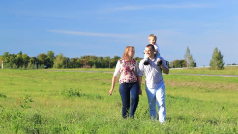 Familia-De-Tres-Personas-Caminando-Al-Aire-Libre