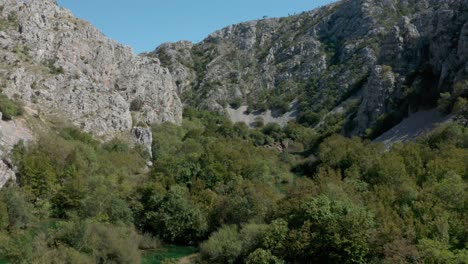 vista aérea del cañón del río zrmanja sobre el desierto salvaje del parque nacional de croacia