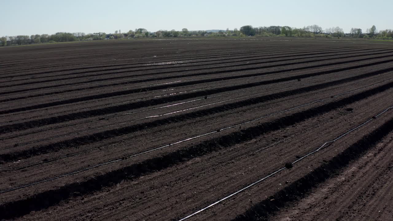 sistema de riego en tierras agrícolas. sistema de riego por goteo que ahorra agua que se utiliza en un campo.